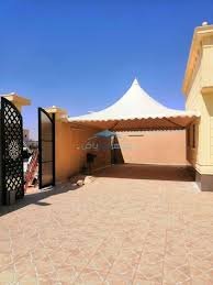 تركيب مظلات هرمية بتصاميم مبتكرة في الرياض للحماية من الشمس والمطر.