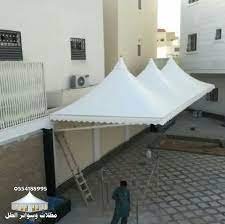 تصميم وتنفيذ مظلات هرمية عصرية للمنازل والمرافق العامة في الرياض.